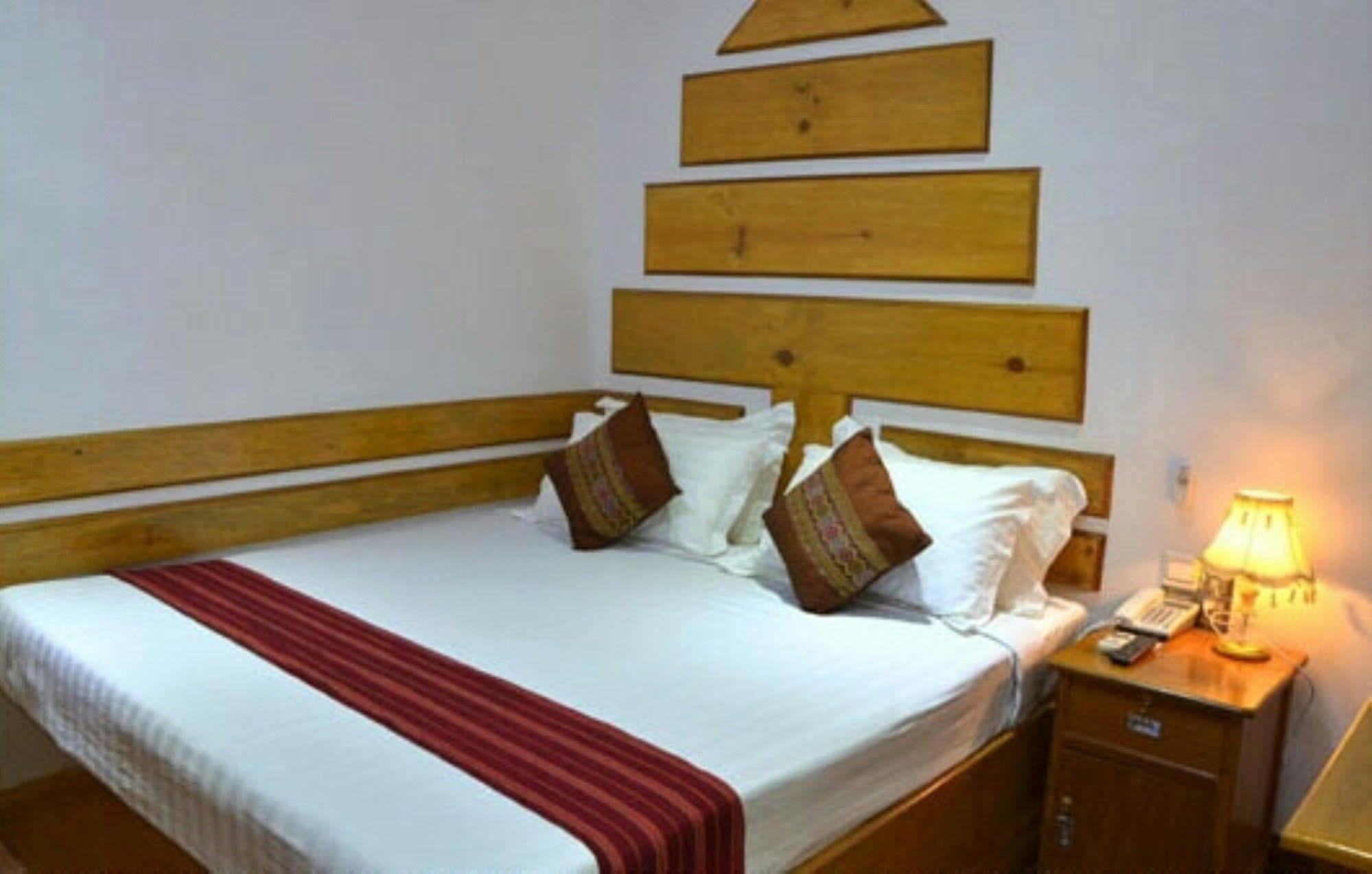 Myat Nan Taw Hotel Loikaw Extérieur photo