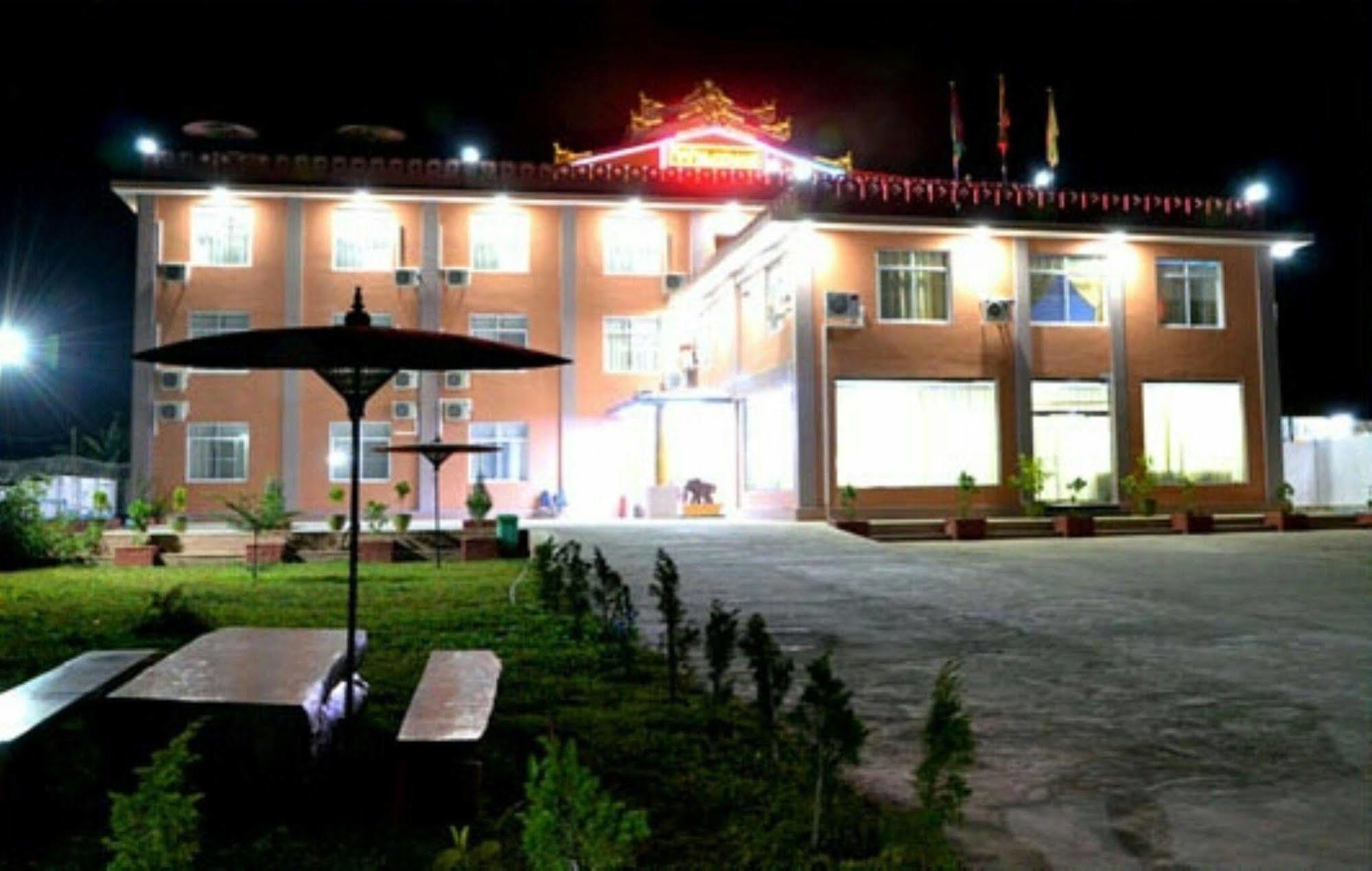 Myat Nan Taw Hotel Loikaw Extérieur photo